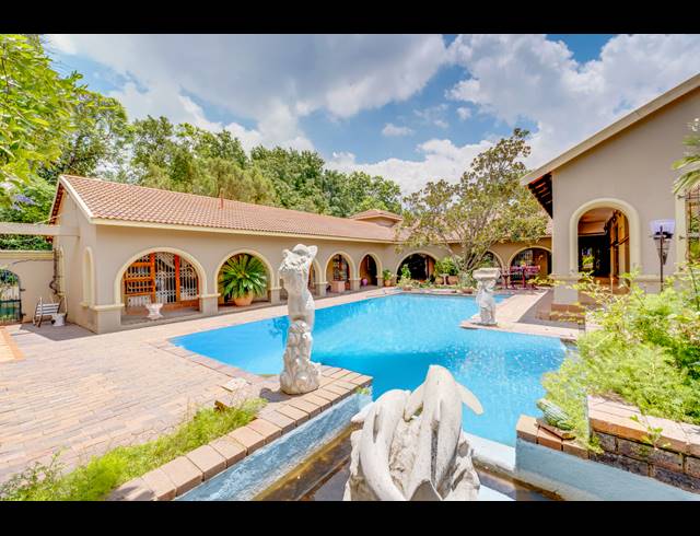 9 BEDROOM FREESTANDING FOR SALE IN BRYANSTON